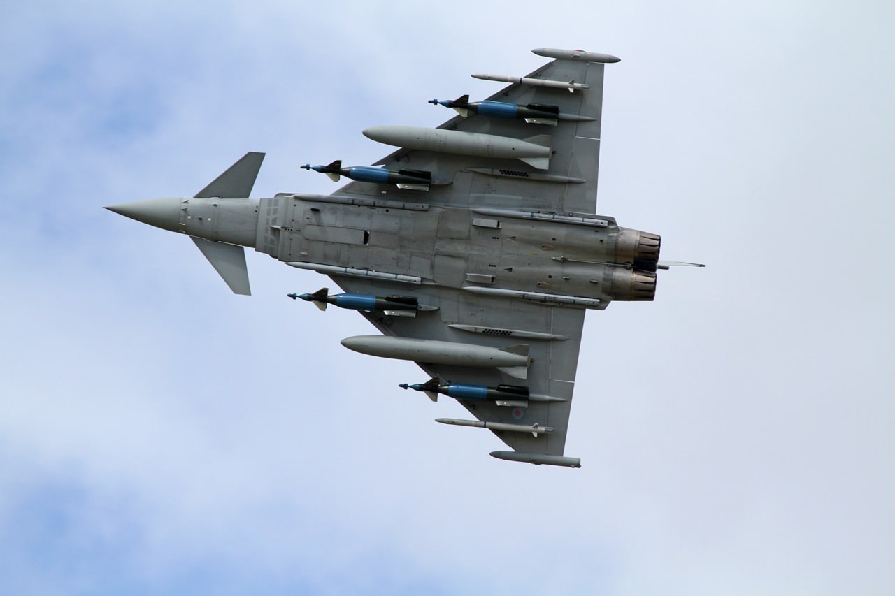 How The Eurofighter Typhoon 'Shot Down' An F-22 Raptor And We Should ...